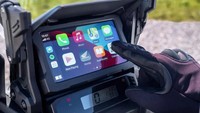 Panel layar sentuh TFT-LCD Africa Twin dilengkapi menu pengaturan dan kontrol navigasi, serta bisa melakukan panggilan dan mendengarkan musik saat terhubung ke smartphone pengendara. Tentunya sudah ada fitur Apple CarPlay dan Android Auto, dengan kabel USB. Foto: Dok. Honda