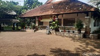 Ada sejumlah tempat makanan atau restoran di pusat kuliner tersebut. Ada juga taman yang cukup luas di dalamnya.