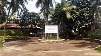 Di halaman depan pusat kuliner tersebut dipasang plang dengan tulisan Aset Ini dalam Penguasaan dan Pengawasan Pemerintah Republik Indonesia cq Satgas BLBI (Kepres Nomor 6 Tahun 2021).