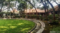 Di dalam kawasan tersebut, suasana tampak sepi. Namun, terlihat ada 1-2 tempat makan buka dan beberapa orang duduk di lokasi tersebut.
