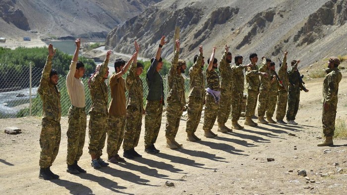 Ini Senjata Pegangan Pasukan Anti-Taliban Militiamen loyal to Ahmad Massoud, son of the late Ahmad Shah Massoud, take part in a training exercise, in Panjshir province, northeastern Afghanistan, Sunday, Aug. 29, 2021. The Panjshir Valley is the last region not under Taliban control following their stunning blitz across Afghanistan. Local fighters held off the Soviets in the 1980s and the Taliban a decade later under the leadership of Ahmad Shah Massoud, a guerrilla fighter who attained near-mythic status before he was killed in a suicide bombing in 2001. (AP Photo/Jalaluddin Sekandar)