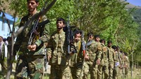 Pasukan Anti-Taliban ini dilengkapi dengan persenjataan lengkap.    