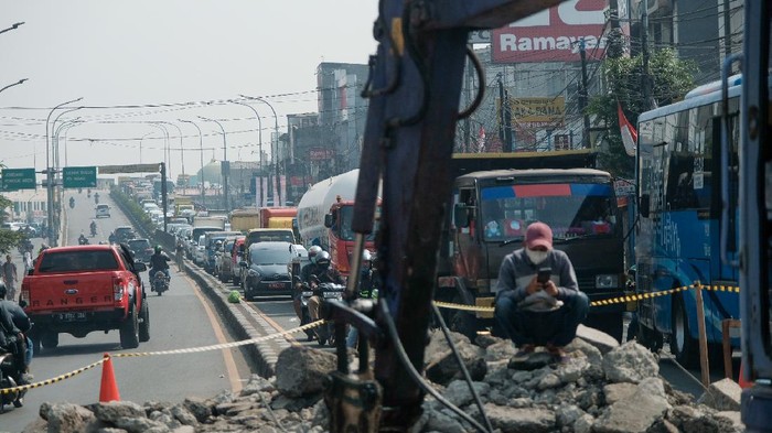Jalanan di Ciputat Timur, Tangerang Selatan, macet akibat galian (Andhika-detikcom)