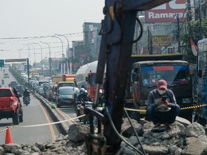 Ada Proyek Galian, Lalin Ciputat Macet Banget!