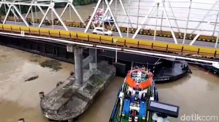 Jembatan Mahakam ditabrak kapal tongkang. Pilar jembatan Mahakam tersebut mengalami kerusakan. (Budi Kurniawan/detikcom)