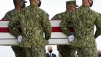 Sebagai penghormatan terakhir, Biden meletakkan tangannya di dada sambil berdoa saat setiap peti jenazah diturunkan dari pesawat militer dan dimasukkan ke dalam kendaraan yang menunggu.