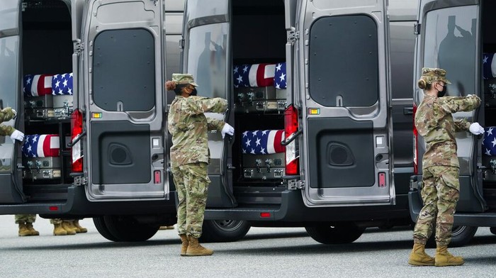 Presiden Amerika Serikat (AS), Joe Biden, memberikan penghormatan terakhir untuk 13 tentara AS yang tewas dalam serangan bom bunuh diri di gerbang bandara Kabul, Afghanistan. Jenazah para tentara itu tiba di AS pada Minggu (29/8) waktu setempat setelah diterbangkan dengan pesawat militer dari Kabul.