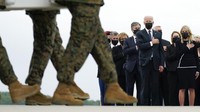 Presiden AS, Joe Biden, memberikan penghormatan terakhir untuk 13 tentara AS yang tewas dalam serangan bom bunuh diri di gerbang bandara Kabul, Afghanistan.