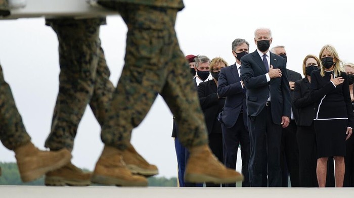 Presiden Amerika Serikat (AS), Joe Biden, memberikan penghormatan terakhir untuk 13 tentara AS yang tewas dalam serangan bom bunuh diri di gerbang bandara Kabul, Afghanistan. Jenazah para tentara itu tiba di AS pada Minggu (29/8) waktu setempat setelah diterbangkan dengan pesawat militer dari Kabul.