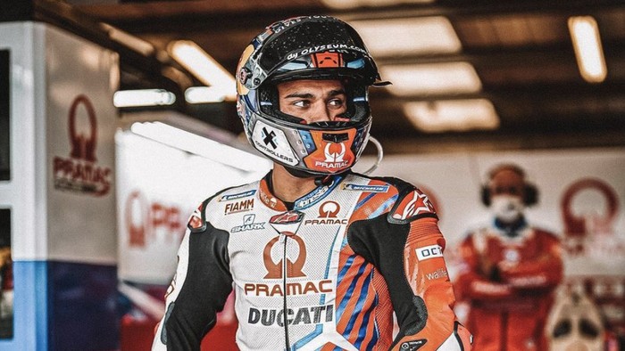 Jorge Martin sedang bersiap di pit sebelum MotoGP Inggris 2021