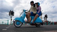Kaum anak muda ini identik dengan mode, musik, dan skuter yang biasanya Vespa dan Lambretta.  