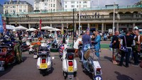 Ratusan pengendara memamerkan vespa mereka dalam acara Hari Libur Bank Tahunan di pantai Brighton, Inggris, Minggu (29/8/2021) waktu setempat.  