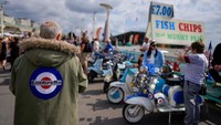 Ribuan Mods dari seluruh negeri turun ke jalan tepi laut Brighton dengan kendaraan Lambretta dan Vespa andalan mereka.  