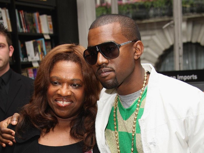 Kanye West dan Donda West LONDON - JUNE 30: US hip-hop star Kanye West poses with his mother Donda prior to signing copies of Raising Kanye: Life Lessons From The Mother Of A Hip-Hop Superstar at Waterstones on June 30, 2007 in London. (Photo by MJ Kim/Getty Images)