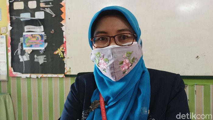 Kepala sekolah SDN 15 Pagi Cengkareng Barat Ati Subagiarti