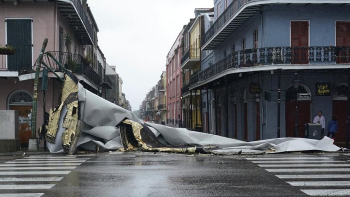 Badai Ida menerjang New Orleans, Amerika Serikat. Badai itu merusap atap bangunan hingga mobil.
