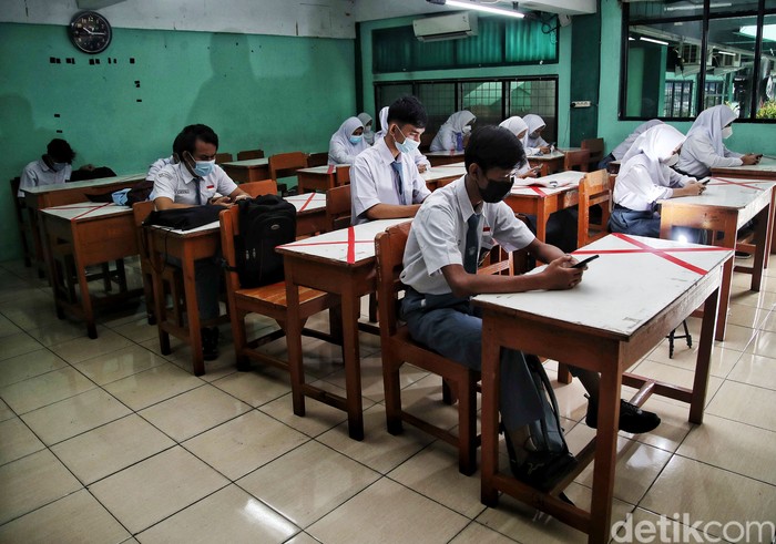 Sejumlah siswa-siswa mengikuti ulangan harian saat uji coba pembelajaran sekolah tatap muka di kawasan SMA Swasta Yappenda, Tanjung Priok, Jakarta Utara, Senin (30/8).