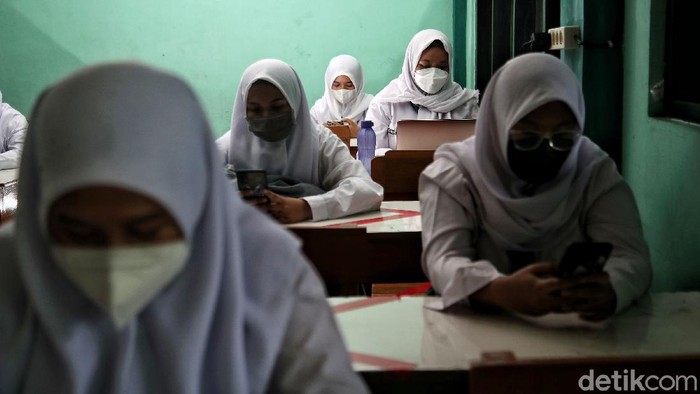 Sejumlah siswa-siswa mengikuti ulangan harian saat uji coba pembelajaran sekolah tatap muka di kawasan SMA Swasta Yappenda, Tanjung Priok, Jakarta Utara, Senin (30/8).