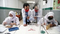 Menurut Kepala Sekolah Yappenda Wahyu Dawam Budi Utomo, wali murid siswa-siswi mengaku setuju dengan ujicoba belajar tatap muka ini karena dapat mengembalikan semangat belajar murid.