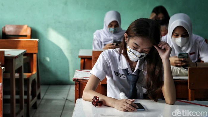 Sejumlah siswa-siswa mengikuti ulangan harian saat uji coba pembelajaran sekolah tatap muka di kawasan SMA Swasta Yappenda, Tanjung Priok, Jakarta Utara, Senin (30/8).