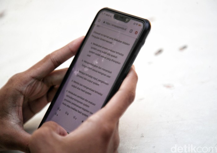 Sejumlah siswa-siswa mengikuti ulangan harian saat uji coba pembelajaran sekolah tatap muka di kawasan SMA Swasta Yappenda, Tanjung Priok, Jakarta Utara, Senin (30/8).