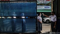 Selain itu mempersiapkan alur masuk dan alur jalan keluar agar tidak terjadi penumpukan siswa-siswi.