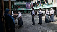 Sebelum masuk ke lingkungan sekolah. Para siswa-siswi akan diperiksa suhu tubuhnya, memakai handsanitizer.