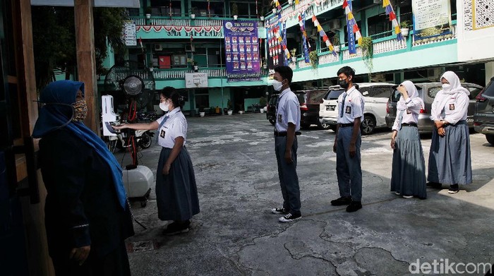 Sejumlah siswa-siswa mengikuti ulangan harian saat uji coba pembelajaran sekolah tatap muka di kawasan SMA Swasta Yappenda, Tanjung Priok, Jakarta Utara, Senin (30/8).