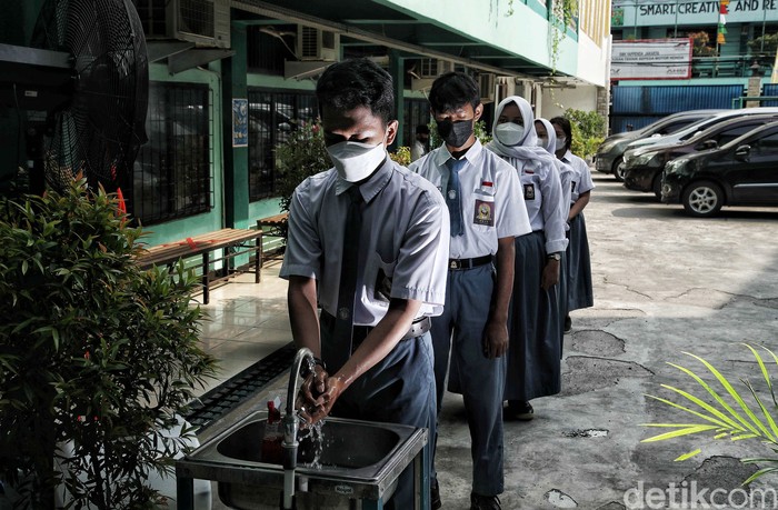 Sejumlah siswa-siswa mengikuti ulangan harian saat uji coba pembelajaran sekolah tatap muka di kawasan SMA Swasta Yappenda, Tanjung Priok, Jakarta Utara, Senin (30/8).