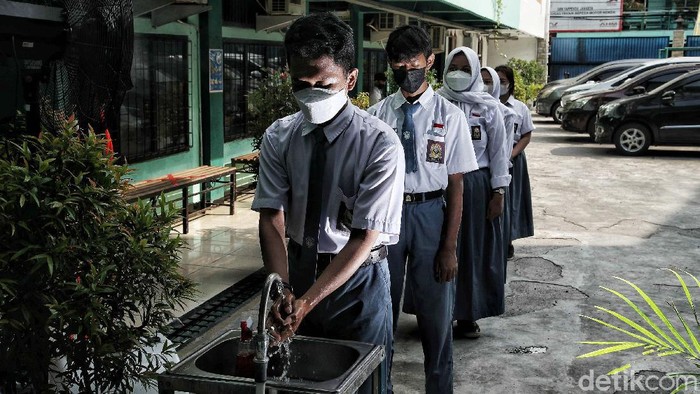 Sejumlah siswa-siswa mengikuti ulangan harian saat uji coba pembelajaran sekolah tatap muka di kawasan SMA Swasta Yappenda, Tanjung Priok, Jakarta Utara, Senin (30/8).