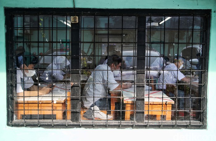 Sejumlah siswa-siswa mengikuti ulangan harian saat uji coba pembelajaran sekolah tatap muka di kawasan SMA Swasta Yappenda, Tanjung Priok, Jakarta Utara, Senin (30/8).