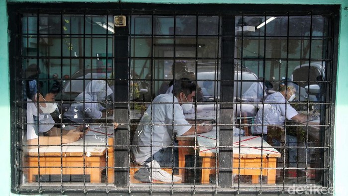 Sejumlah siswa-siswa mengikuti ulangan harian saat uji coba pembelajaran sekolah tatap muka di kawasan SMA Swasta Yappenda, Tanjung Priok, Jakarta Utara, Senin (30/8).