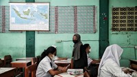 Hal ini mengacu pada penerapan 30-50 persen kapasitas siswa-siswi dalam kelas. Bahkan sekolah in menerapkan sistem e learning dengan pengisian ujian melalui website sekolah yang bisa diakses melaui handphone dan laptop.