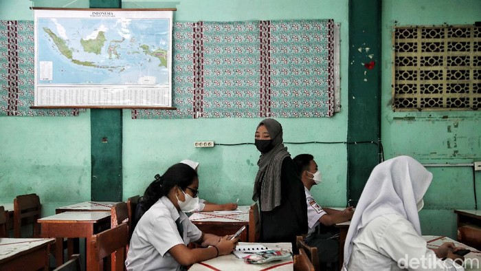 Sejumlah siswa-siswa mengikuti ulangan harian saat uji coba pembelajaran sekolah tatap muka di kawasan SMA Swasta Yappenda, Tanjung Priok, Jakarta Utara, Senin (30/8).