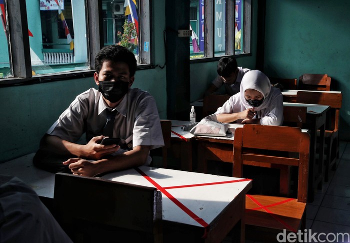 Sejumlah siswa-siswa mengikuti ulangan harian saat uji coba pembelajaran sekolah tatap muka di kawasan SMA Swasta Yappenda, Tanjung Priok, Jakarta Utara, Senin (30/8).