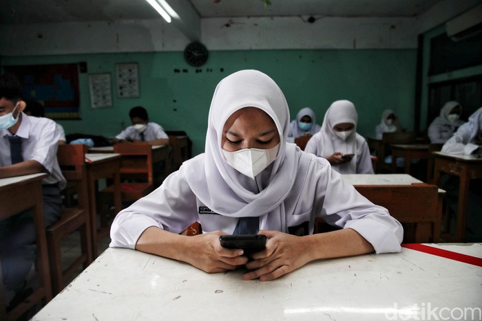 Sejumlah siswa-siswa mengikuti ulangan harian saat uji coba pembelajaran sekolah tatap muka di kawasan SMA Swasta Yappenda, Tanjung Priok, Jakarta Utara, Senin (30/8).