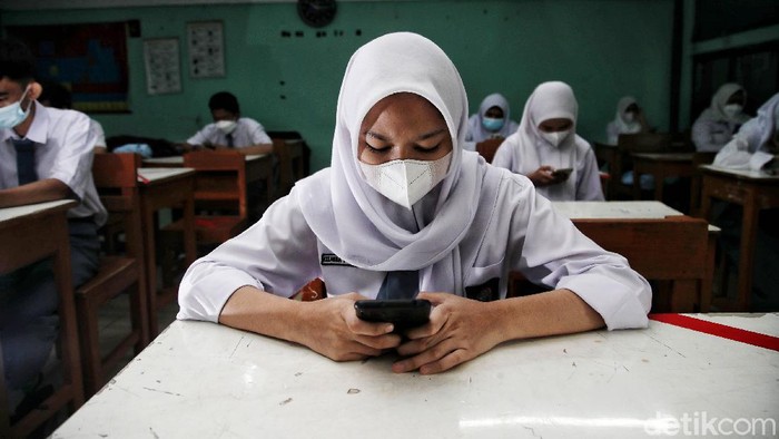 Sejumlah siswa-siswa mengikuti ulangan harian saat uji coba pembelajaran sekolah tatap muka di kawasan SMA Swasta Yappenda, Tanjung Priok, Jakarta Utara, Senin (30/8).