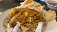 Di Ketoprak WOW, menu andalannya ada Ketoprak Indomie Viral (Rp 32.000). Isiannya sama dengan ketoprak lainnya. Lengkap dengan tauge rebus, timun, tahu goreng, lontong, saus kacang dan kerupuk terpisah. Tapi bihun diganti dengan Indomie goreng. Foto: detikFood