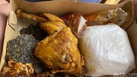 Walau namanya Ketoprak WOW, gerai makan kekinian ini juga menyajikan menu lainnya yang tak kalah menarik. Nasi ayam dan bebek goreng yang disajikan dengan kulit.  Foto: detikFood