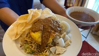 Punya puluhan cabang yang tersebar di wilayah Jabodetabek, pasar ketoprak modern ini memang lebih mengarah ke anak-anak muda yang suka mencoba kombinasi makanan baru. Foto: detikFood