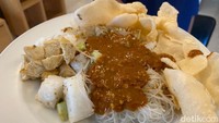 Mulai dari menu ketoprak yang bihunnya diganti dengan mie shirataki rendah kalori dari Jepang. Kemudian ada juga ketoprak yang menggunakan Indomie goreng dan bakso goreng sebagai pelengkapnya. Tak ketinggalan menu ketoprak ekstra pedas yang menggunakan saus Samyang dengan ulekan bumbu kacang gurih manis. Foto: detikFood