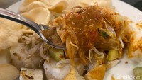 Tipe saus saus kacang di Ketoprak WOW tak terlalu manis, dengan tekstur konsistensi yang kental dan porsinya tak pelit. Tak perlu tambah nasi putih, karena lontongnya saja sudah banyak dan pulen. Pastinya mengenyangkan.  Foto: detikFood