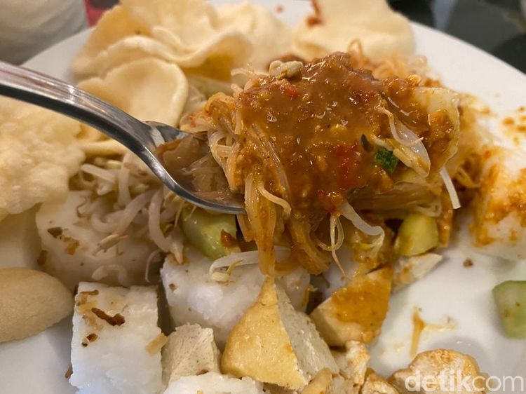 Wow! Kreasi Baru Makan Ketoprak Campur Shirataki dan Saus Samyang Pedas