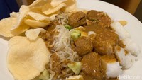 Tak berhenti berkreasi dengan Indomie dan shirataki, Ketoprak WOW juga menciptakan menu dari makanan kekinian yang digemari penggemar hidangan pedas. Yaitu Ketoprak WOW Samyang (Rp 39.000). Foto: detikFood
