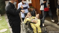 Iwan Kurniawan (43), ayah dari Putri dan Dewi mengatakan kedatangannya ke Bandung untuk mengukur ulang kursi roda yang digunakan oleh si kembar. Seperti diketahui, sejak 2017 lalu si kembar telah menggunakan kursi roda untuk beraktivitas.