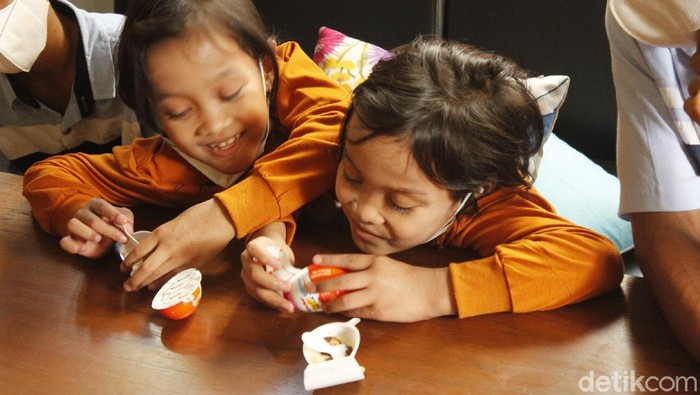Kisah Bocah Kembar Siam Dempet Perut Asal Garut Al Dewi Putri Ningsih (8) dan Al Putri Anugrah (8) merupakan bocah kembar siam dempet perut asal Wanaraha, Garut. Keduanya giat belajar dan tekun menghafal Alquran.