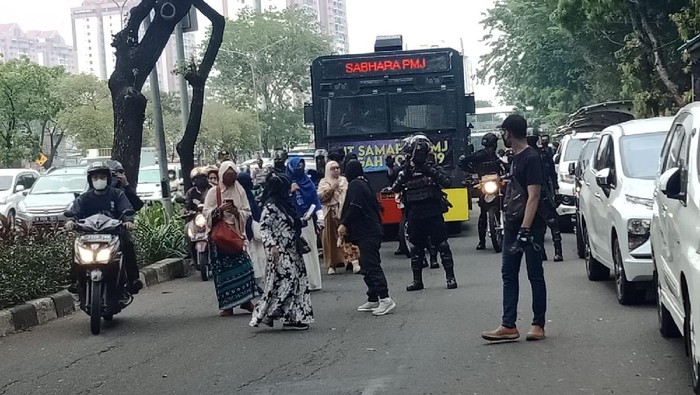 Massa Pendukung Habib Rizieq di dekat Pengadilan Tinggi DKI Jakarta (Nahda-detikcom)