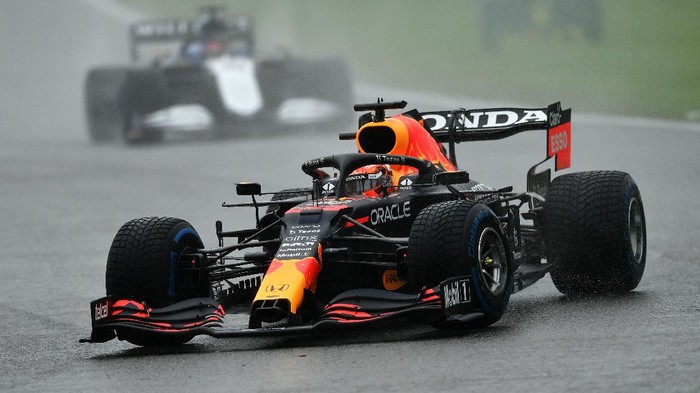 SPA, BELGIUM - AUGUST 29: Max Verstappen of the Netherlands driving the (33) Red Bull Racing RB16B Honda on the formation lap during the F1 Grand Prix of Belgium at Circuit de Spa-Francorchamps on August 29, 2021 in Spa, Belgium. (Photo by Dan Mullan/Getty Images)