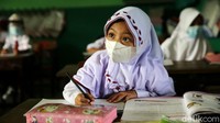 Seorang siswa tampak serius mengikuti pelajaran.
