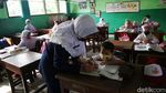 Senangnya Siswa di Hari Pertama Sekolah Tatap Muka